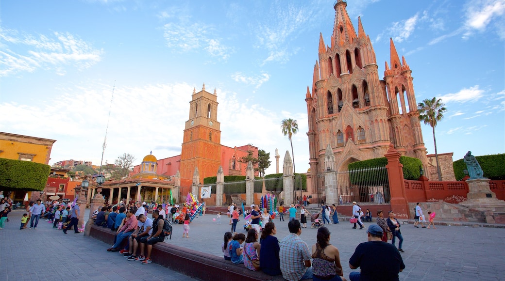 โบสถ์ Parish Church of San Miguel Arcangel ซึ่งรวมถึง มรดกทางสถาปัตยกรรม, จัตุรัสหรือพลาซ่า และ โบสถ์หรือวิหาร