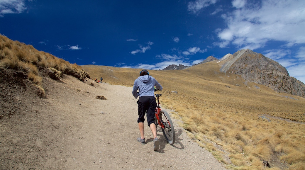 Parque Nacional Nevado de Toluca mostrando escenas tranquilas, vistas de paisajes y ciclismo de montaña