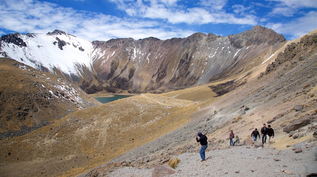 Parque Nacional Nevado de Toluca mostrando nieve, escenas tranquilas y montañas