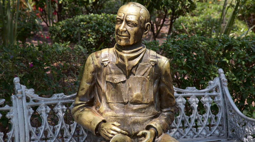 Jardin de San Marcos featuring a statue or sculpture and a garden