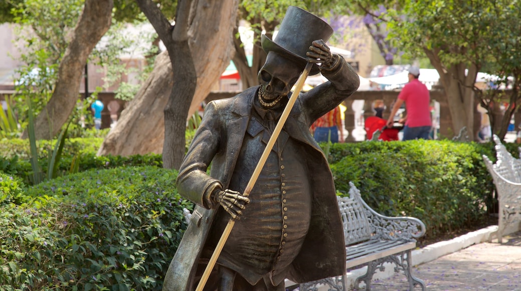 Jardin de San Marcos fasiliteter samt hage og statue eller skulptur