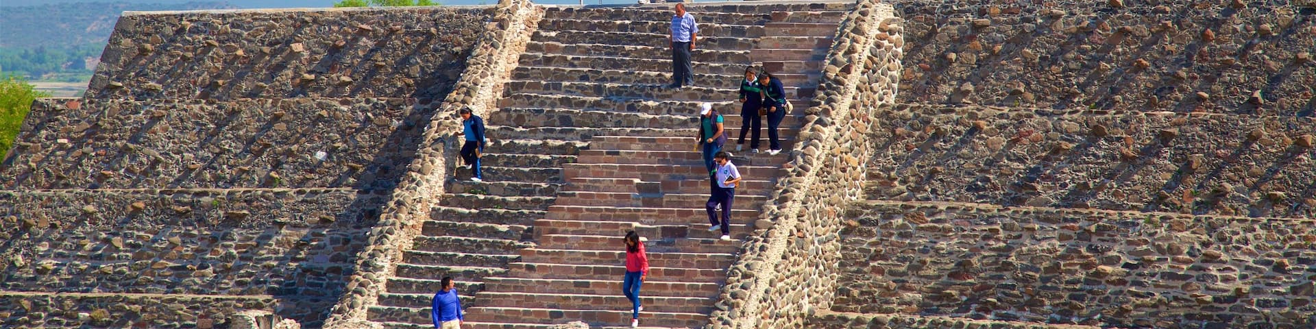 Yacimiento arqueológico de Tula mostrando patrimonio de arquitectura y también un pequeño grupo de personas