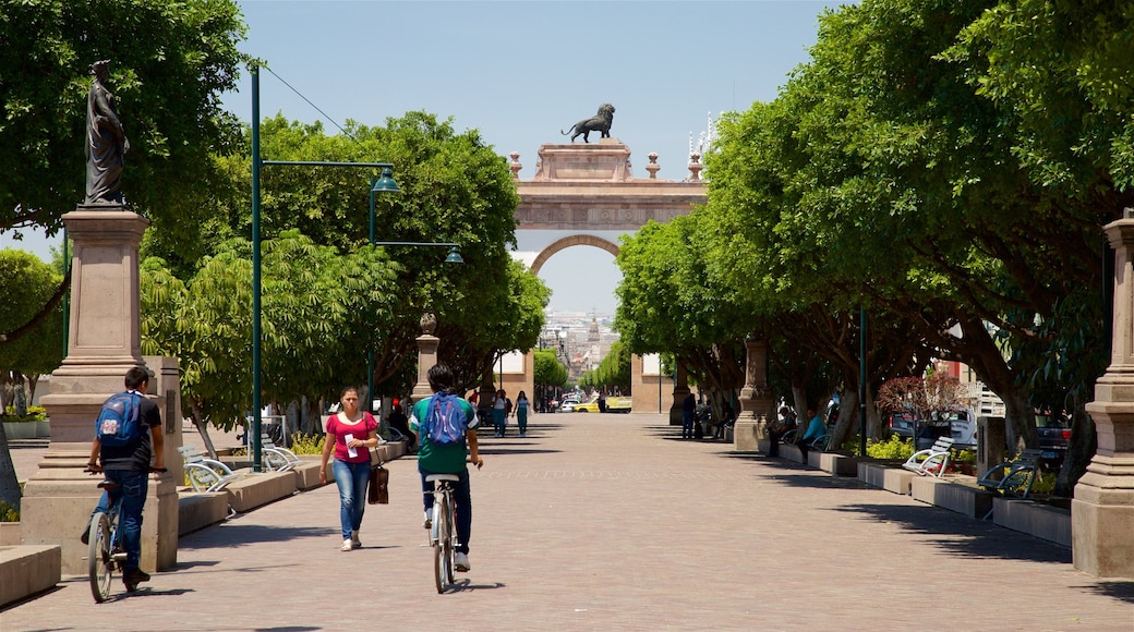 Arco de la Calzada de los Héroes presenterar ett torg, cykling och historiska element