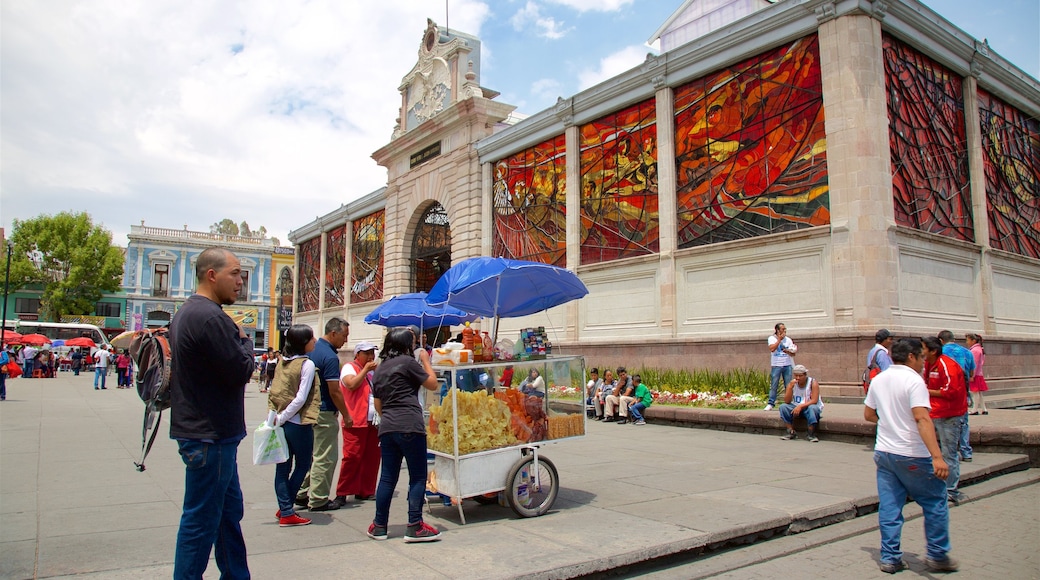 El Cosmovitral mostrando un parque o plaza y patrimonio de arquitectura y también un pequeño grupo de personas