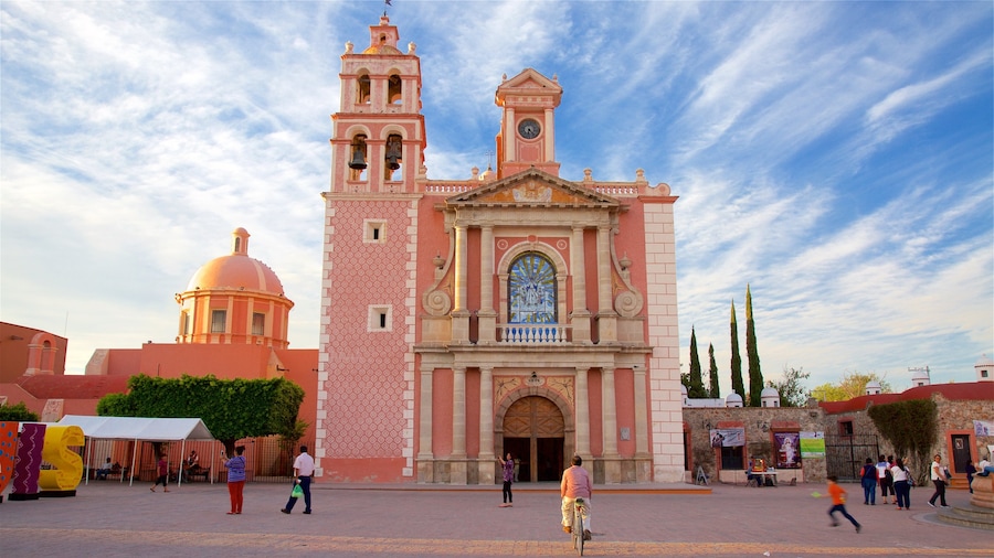 Chiesa di Santa Maria caratteristiche di architettura d\'epoca e piazza