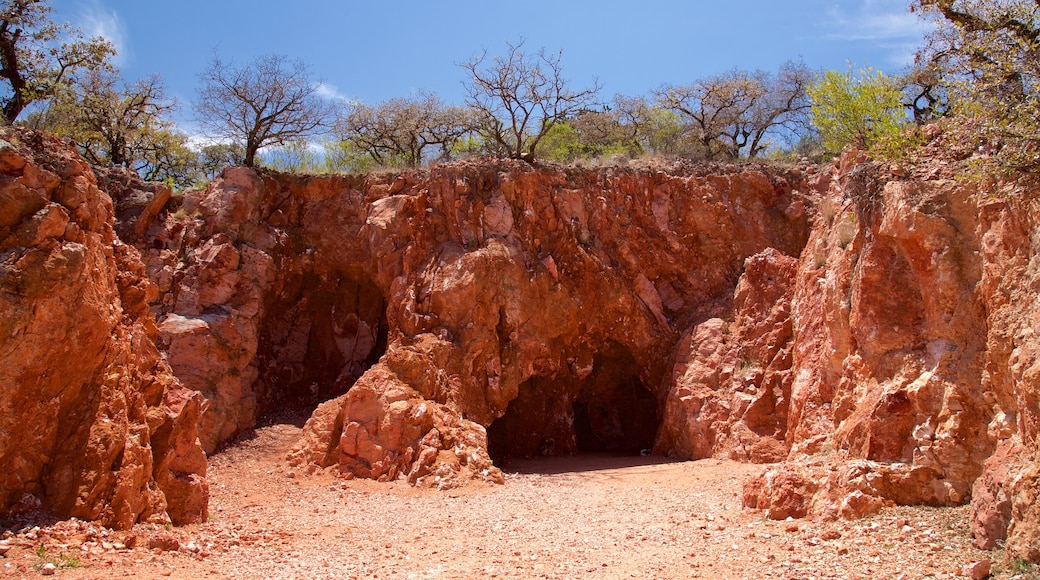 Minas de Ópalo de Tequisquiapan que incluye cuevas y escenas tranquilas