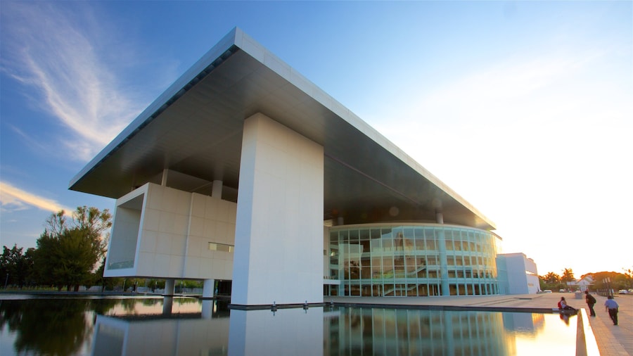Teatro del Bicentenario das einen See oder Wasserstelle, Platz oder Plaza und moderne Architektur