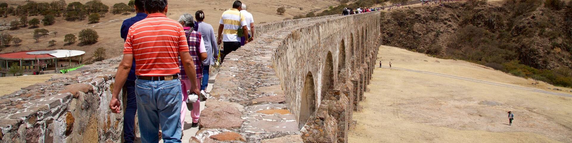 Arcos Del Sitio which includes heritage architecture, a bridge and desert views