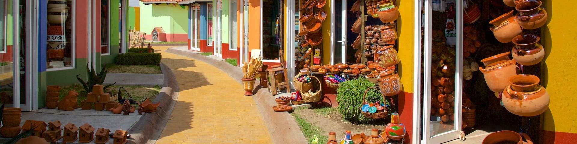 Tree of Life Artisanal Exhibition and Sale Center que incluye una pequeña ciudad o pueblo