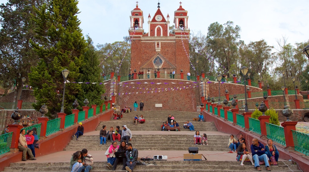 Metepec mostrando una iglesia o catedral y también un pequeño grupo de personas