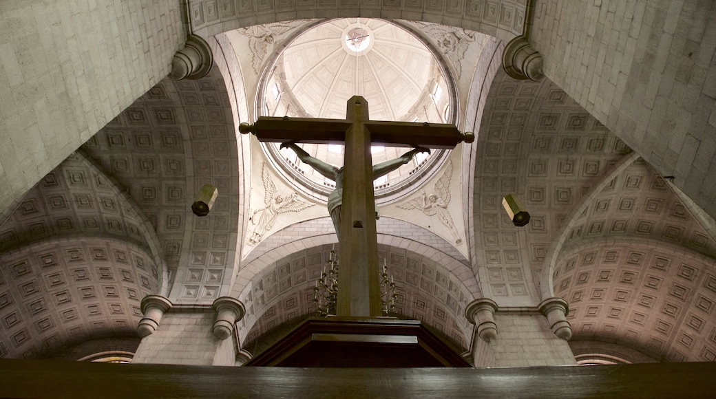 Toluca ofreciendo una estatua o escultura, vistas interiores y una iglesia o catedral