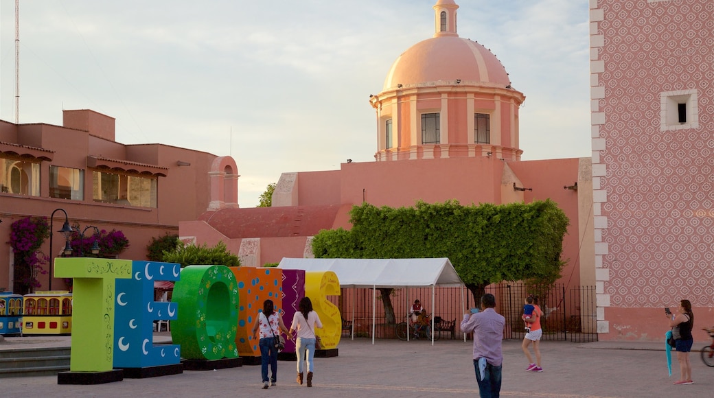 Tequisquiapan ofreciendo arte al aire libre, un atardecer y una plaza