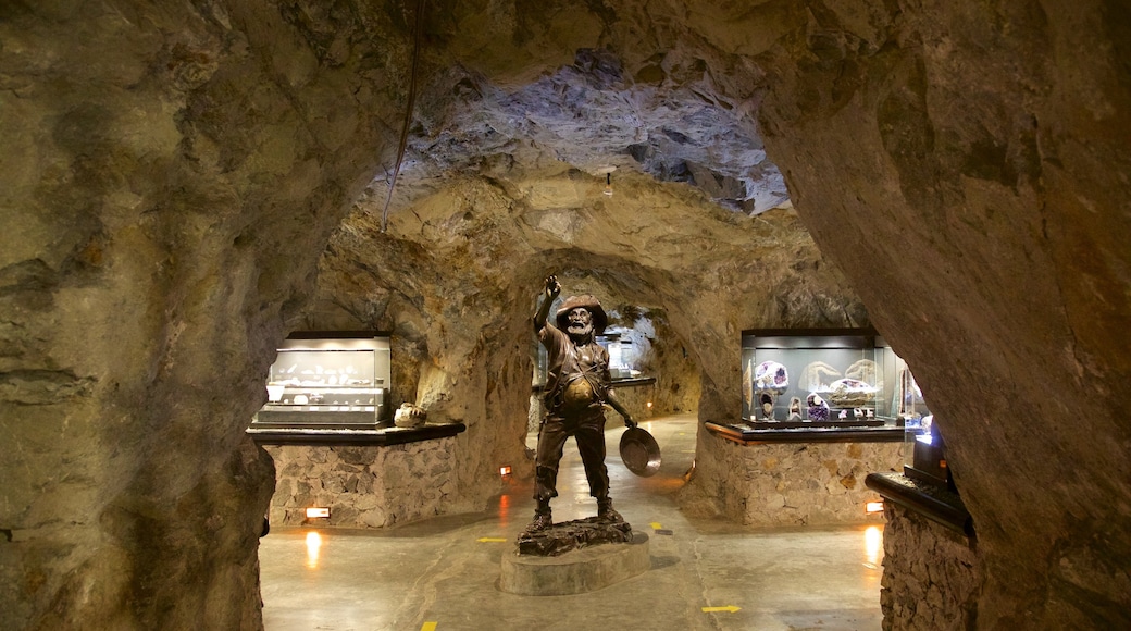 México caracterizando cavernas, vistas internas e uma estátua ou escultura