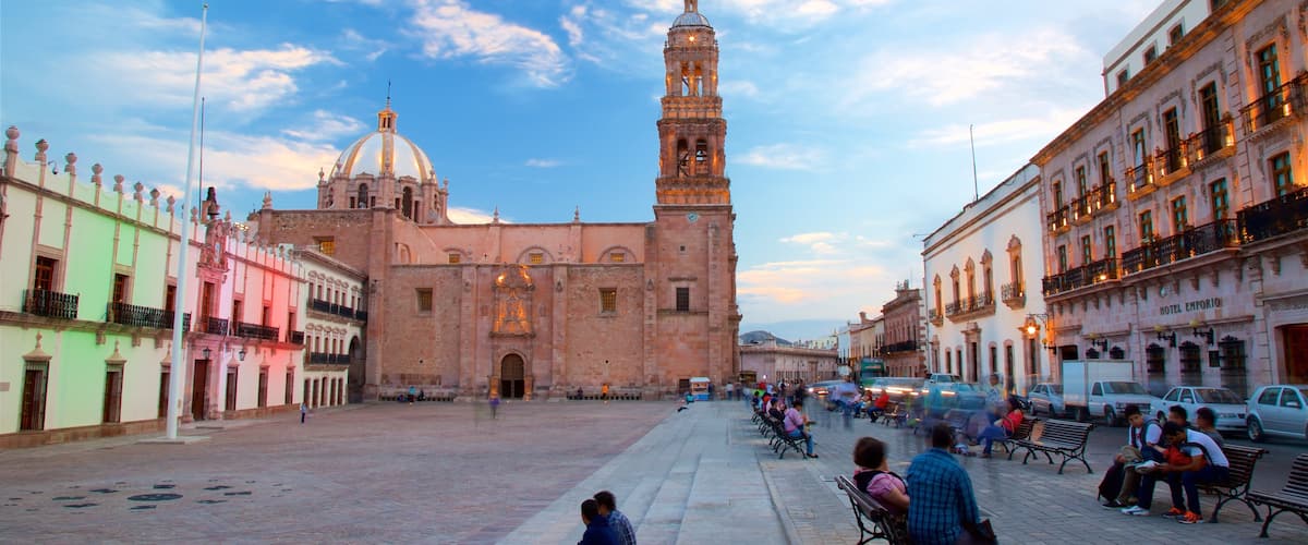 México mostrando patrimonio de arquitectura y un parque o plaza y también una pareja