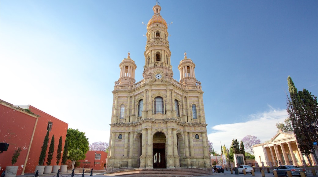 Plaza en Aguascalientes showing a church or cathedral, heritage architecture and a square or plaza