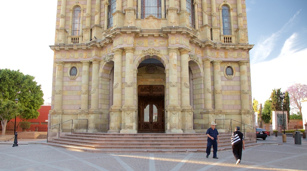 Plaza en Aguascalientes showing a church or cathedral, heritage architecture and a square or plaza