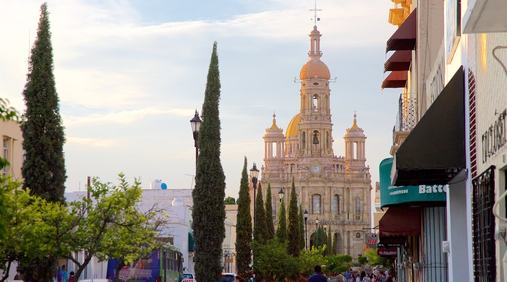 Plaza en Aguascalientes caracterizando arquitetura de patrimônio, um pôr do sol e uma igreja ou catedral