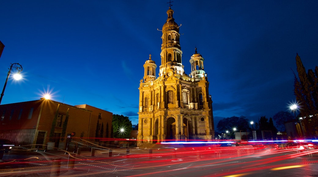 Plaza en Aguascalientes que inclui cenas noturnas, uma igreja ou catedral e arquitetura de patrimônio