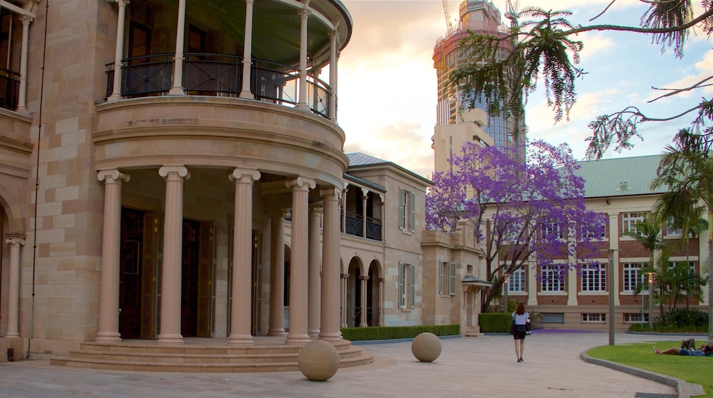 Queensland University of Technology que inclui uma praça ou plaza, flores silvestres e arquitetura de patrimônio