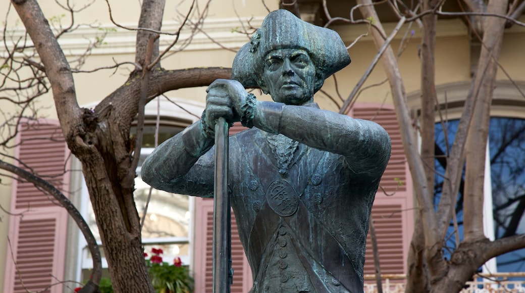 Gibraltar ofreciendo una estatua o escultura