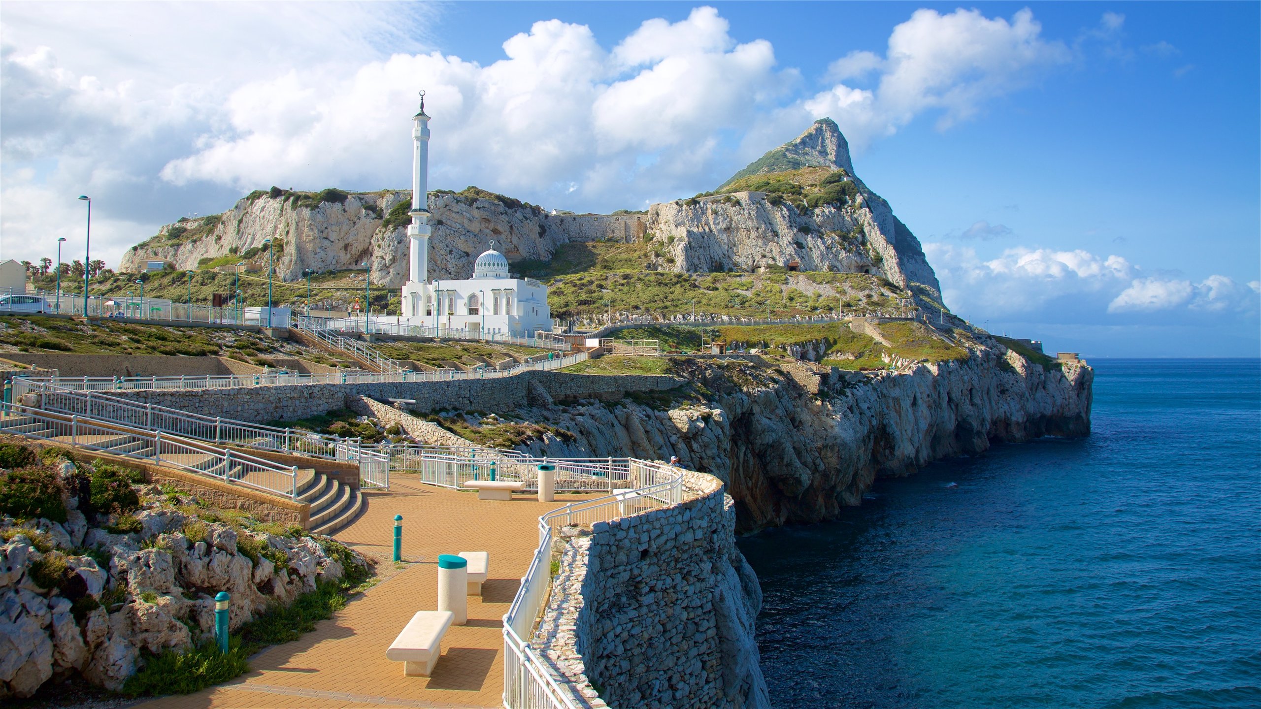 Moschea Ibrahim-Al-Ibrahim mostrando vista, paesaggi rilassanti e costa rocciosa