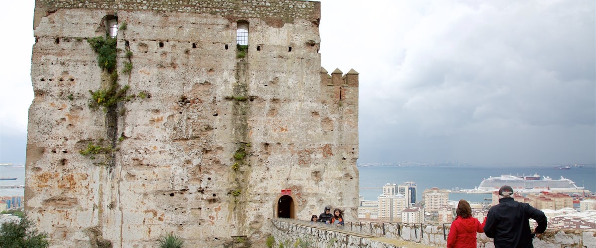 Castillo Árabe que incluye un castillo, vistas de una costa y arquitectura patrimonial