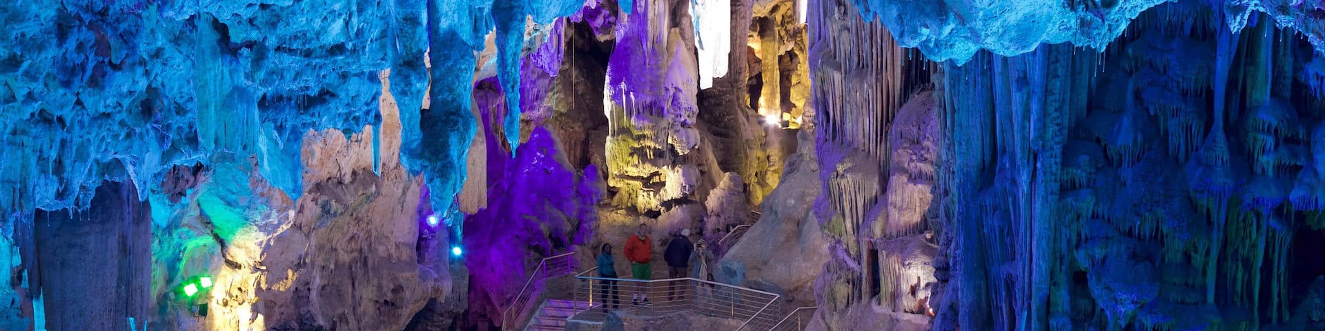 St. Michael\'s Cave welches beinhaltet Höhlen und Höhlenwandern sowie kleine Menschengruppe