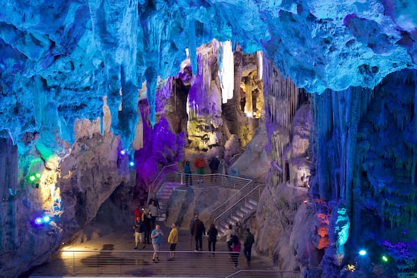 St. Michael\'s Cave welches beinhaltet Höhlen und Höhlenwandern sowie kleine Menschengruppe