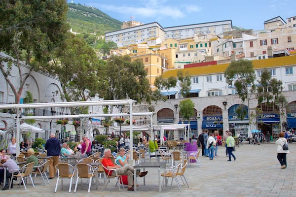 Place des Casemates mettant en vedette square ou place aussi bien que petit groupe de personnes