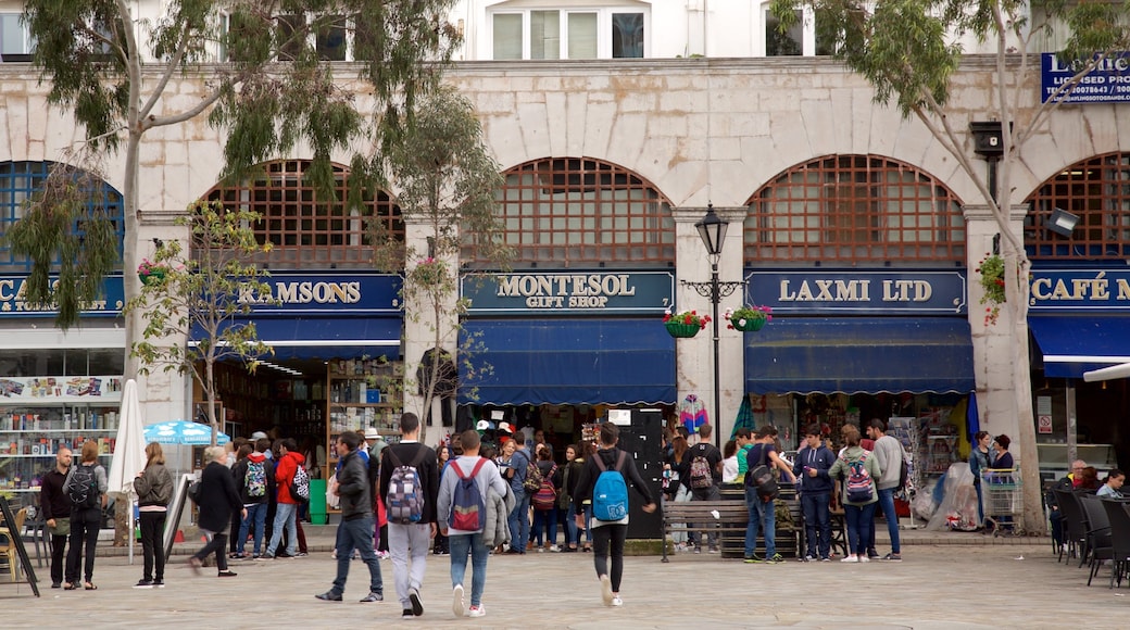 Plaza de Casemates ofreciendo una plaza y también un grupo pequeño de personas