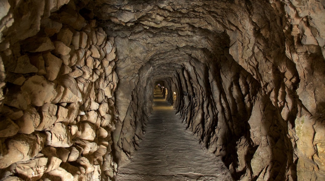 Military Heritage Centre y Túneles del Gran Asedio mostrando cuevas