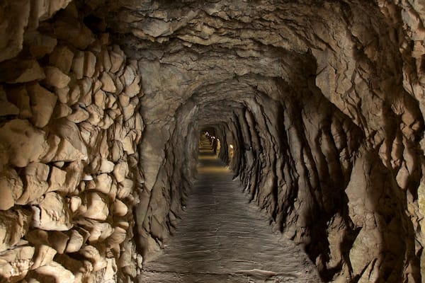 Military Heritage Centre und Great Siege Tunnels welches beinhaltet Höhlenwandern