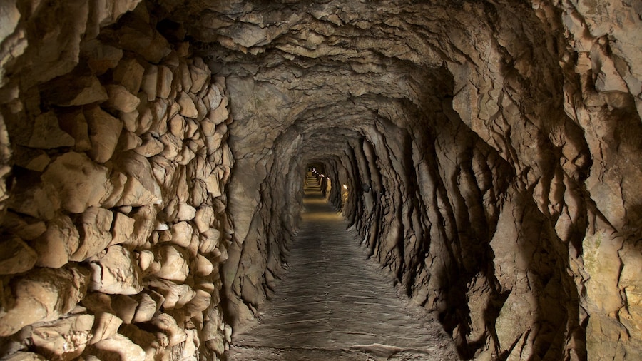 Military Heritage Centre and Great Siege Tunnels som viser huleforskning