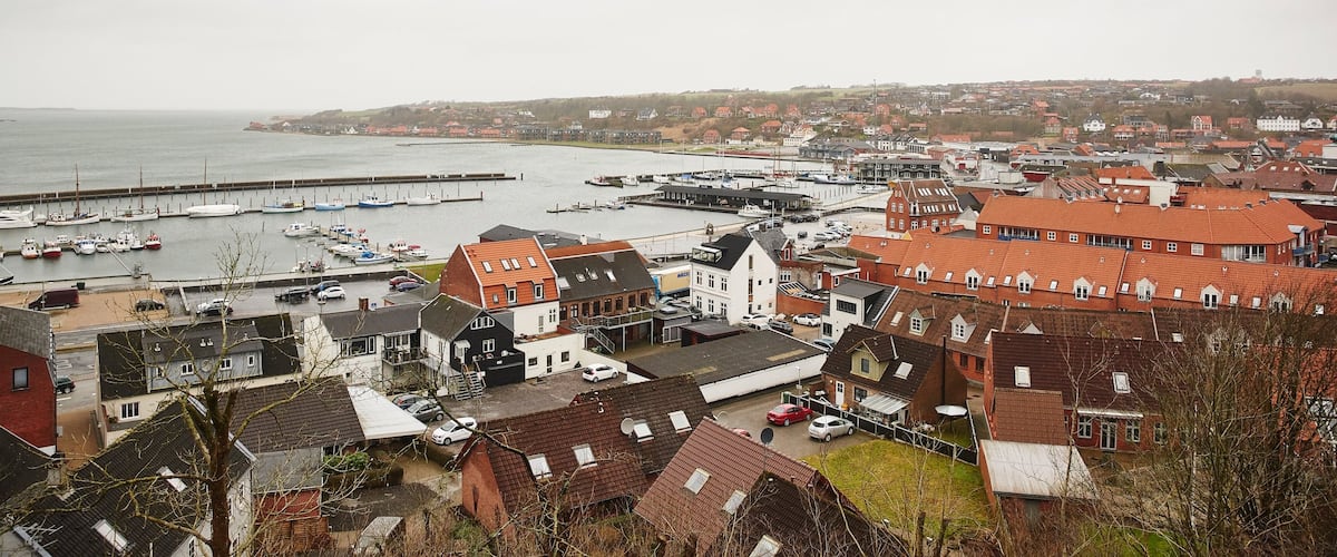 Lemvig ofreciendo una bahía o puerto, vistas de paisajes y una pequeña ciudad o pueblo