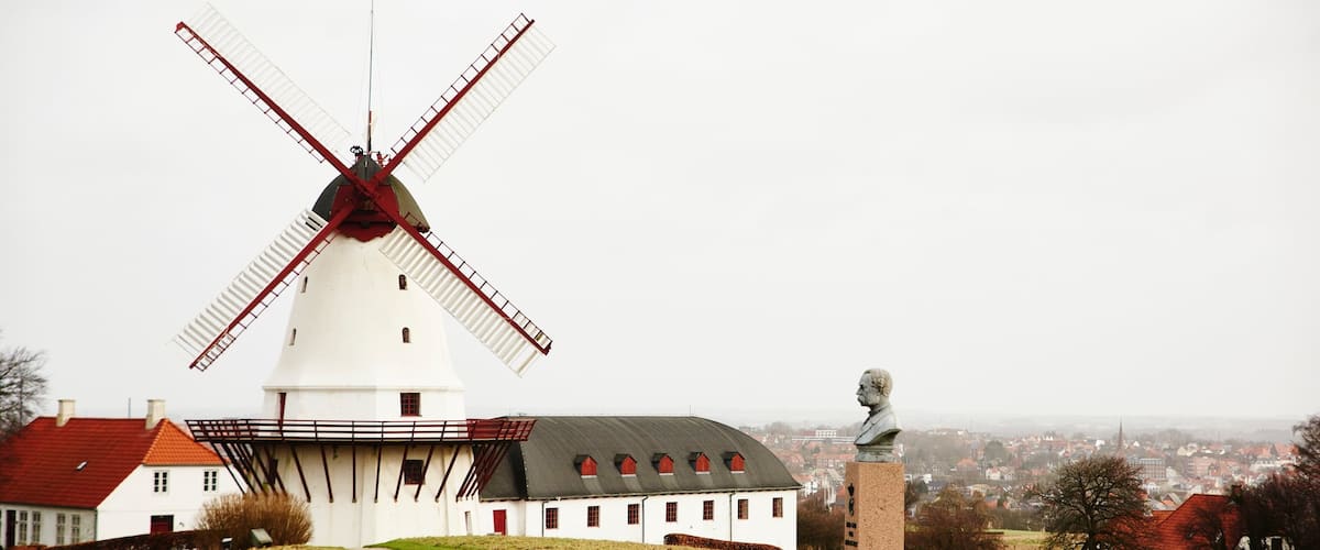 Nordborg montrant jardin, moulin à vent et statue ou sculpture