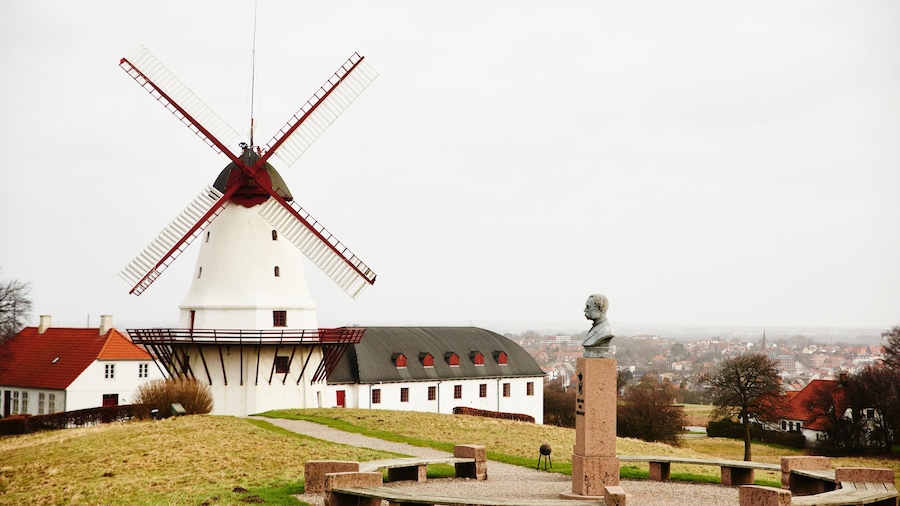 Nordborg che include statua o scultura, giardino e mulino a vento