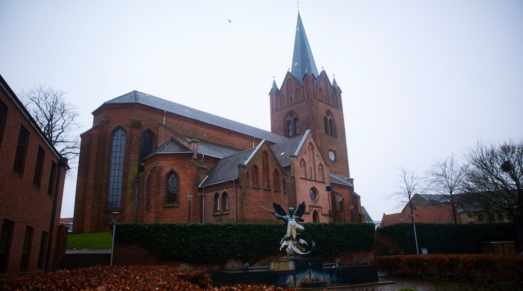 Slagelse que incluye una iglesia o catedral y una estatua o escultura