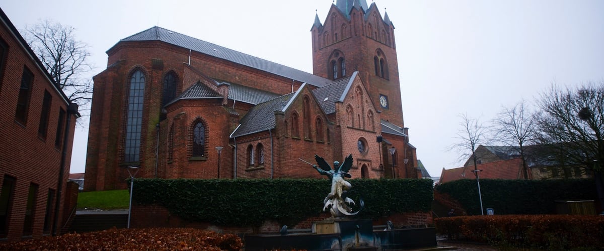 Slagelse ofreciendo una iglesia o catedral y una estatua o escultura