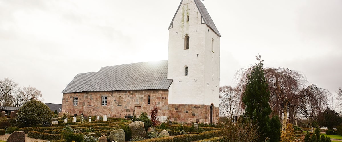 Slagelse ofreciendo un parque y una iglesia o catedral
