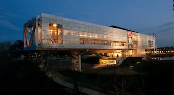 William J. Clinton Presidential Library welches beinhaltet bei Nacht und moderne Architektur