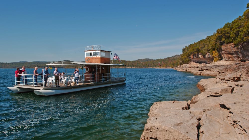 Beaver Lake montrant ferry et côte rocheuse aussi bien que petit groupe de personnes