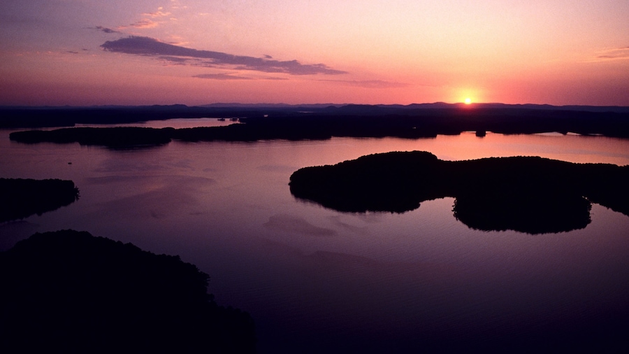 Little Rock - Arkansas Central ofreciendo un atardecer y un lago o espejo de agua