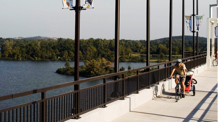 Big Dam Bridge mostrando um lago ou charco, uma ponte e ciclismo