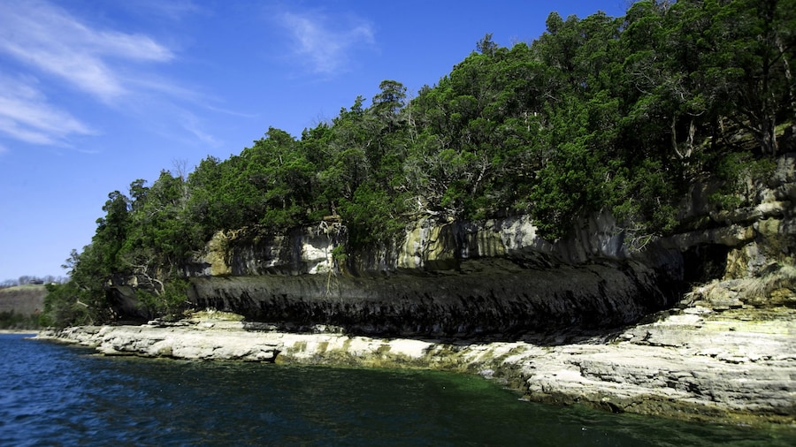 Beaver Lake showing a lake or waterhole and rugged coastline