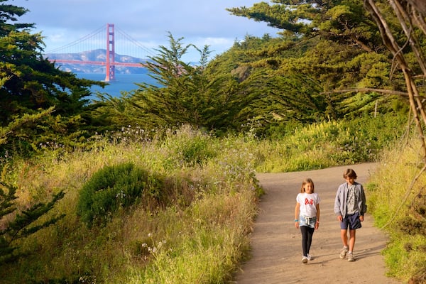 Land\'s End Trail montrant jardin et randonnée ou marche à pied aussi bien que enfants