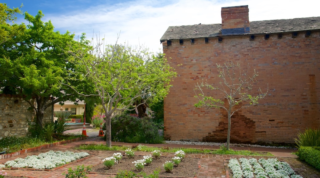 Parque histórico estatal Monterey que incluye flores y elementos del patrimonio