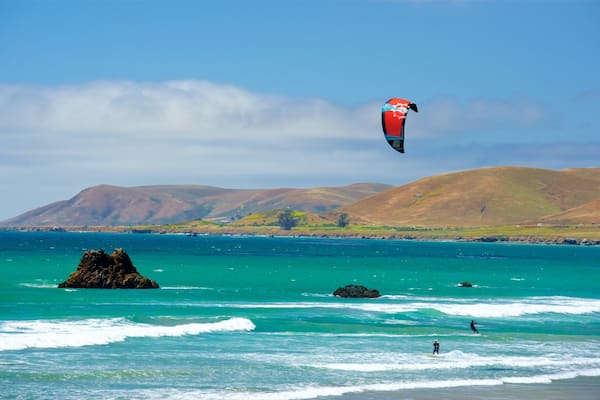 Plage d\'État de Moro Strand qui includes kite surf, vagues et vues littorales