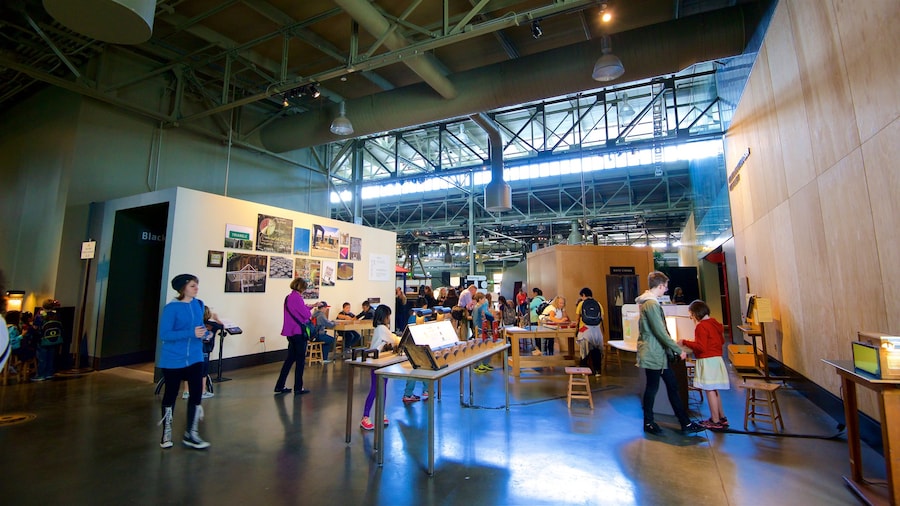 Exploratorium caracterizando vistas internas assim como um pequeno grupo de pessoas