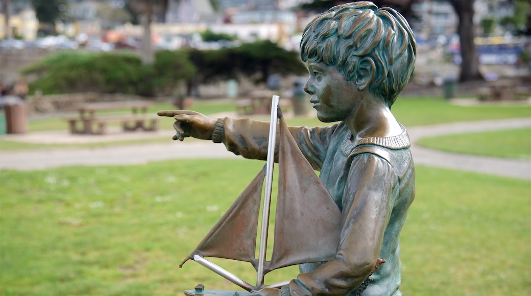 Monterey ofreciendo una estatua o escultura