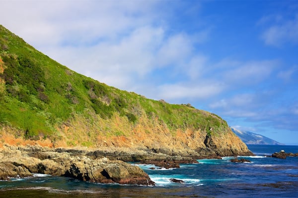 Partington Cove welches beinhaltet Berge und schroffe Küste